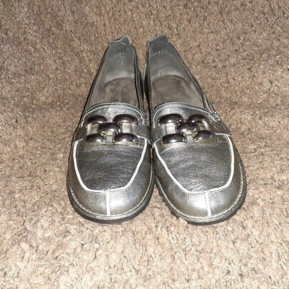 STUART WEITZMAN-Silver Patent Leather-Gloss Coated-Chunky Chain-Sz 8.5-NEAR MINT - Picture 3 of 7